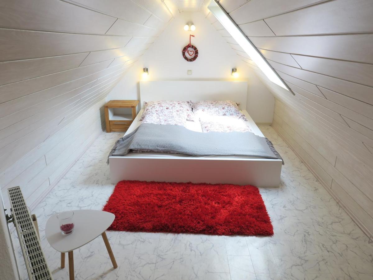 Schone Dachgeschosswohnung In Villa Mit Zentrumsnaher Lage Schleiz Bagian luar foto